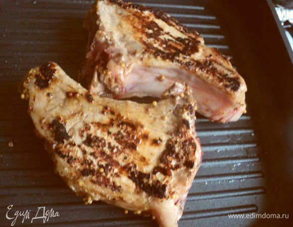 Сковороду-гриль хорошо разогреть, положить стейки и обжарить с каждой стороны по 5 мин до румяной корочки. У меня стейки были толщиной 2.5-3.0см, поэтому я их после обжаривания переложила в форму для запекания, накрыла фольгой и поставила в духовку на 15 мин при температуре 200 градусов.