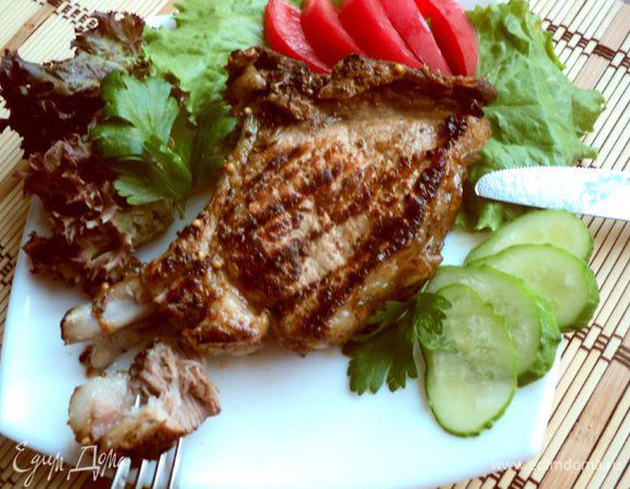 Подавать стейки с зеленью и овощами. Приятного аппетита!