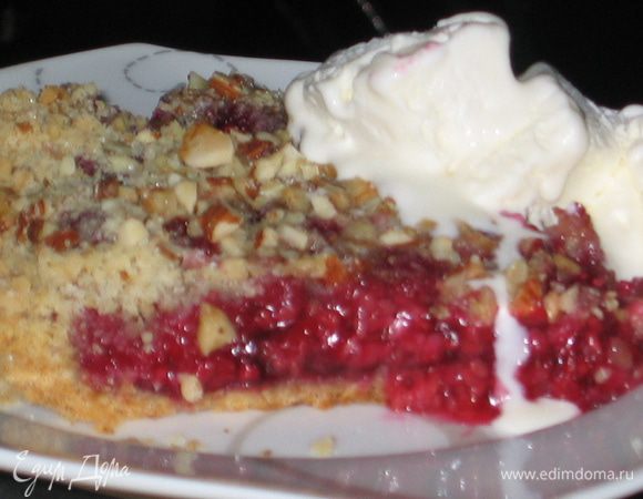 Можно есть его теплым и подавать с мороженым или молочным коктейлем. Кислинка ягод хорошо сочетается со сладостью мороженого. В холодном виде пирог тоже очень вкусный. Кому как нравится. Приятного аппетита