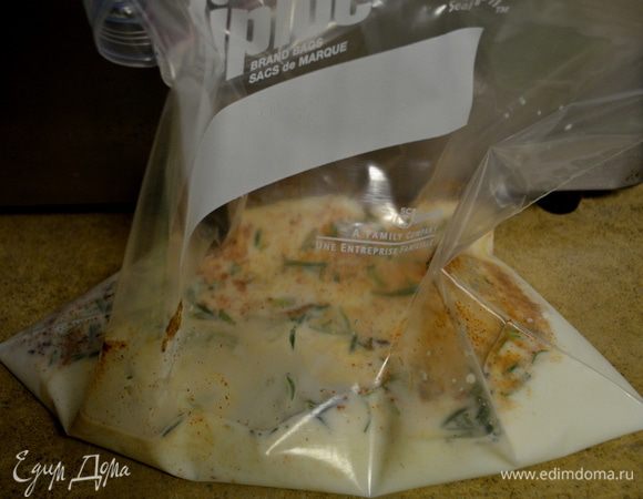 Приготовим целлофановый пакет в который выложим 6 первых ингридиентов.