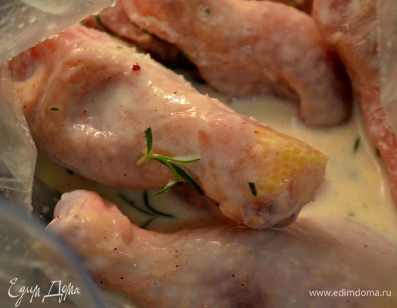 Затем добавим туда наши ножки,так чтоб жидкость прикрывала их. И на ночь в холодильник или не менее 2х часов.