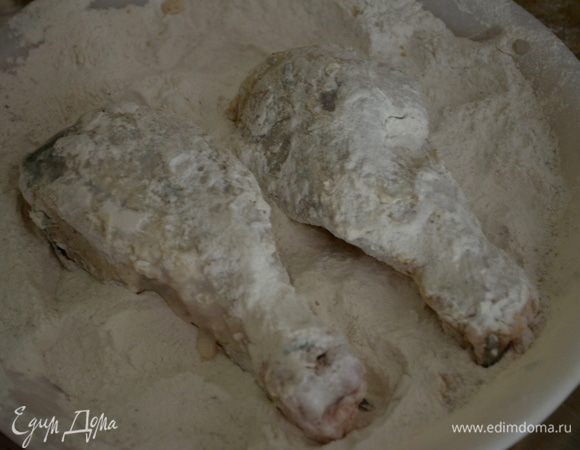 Вытащим ножки из маринада. Скомбинируем на отдельной тарелке муку с солью и черным перцем. Обваляем со всех сторон ножки.