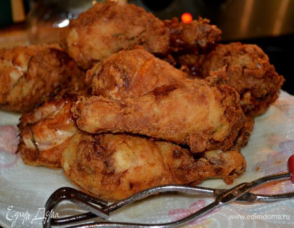 Выкладывыаем порционно наши ножки во фритюрницу /180гр/ или в жаровню, жарим примерно по 10 мин. Без крышки. Перевернем и еще 6 мин.закроем крышку. И еще 5-9 мин. открыв крышку. Повернуть еще раз и 3 мин.дожариваем. Выкладываем ножки на тарелку с бумажным полотенцем.