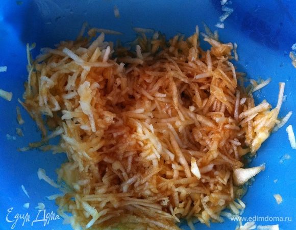 1. Яблоки очистить и натереть на крупной терке. Разогрейте духовку до 200 градусов. Смажьте форму (я брала разъемную) сливочным маслом.