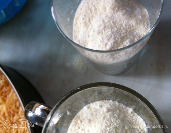 2. Смешайте манку, муку и сахар и распределите по трем стаканам.