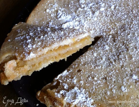 7. Выньте готовый пирог и сразу выложите его вверх дном на тарелку. Посыпьте пирог сахарной пудрой. Приятного аппетита!