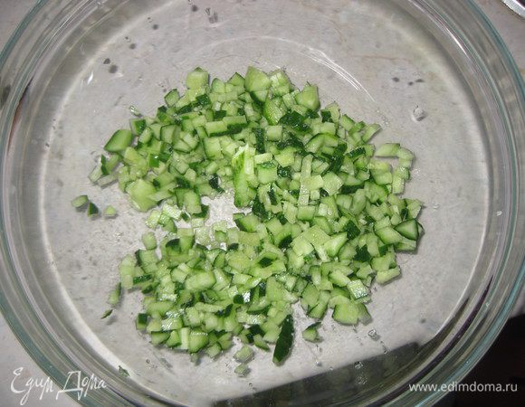 Огурец нарезаем мелким кубиком.