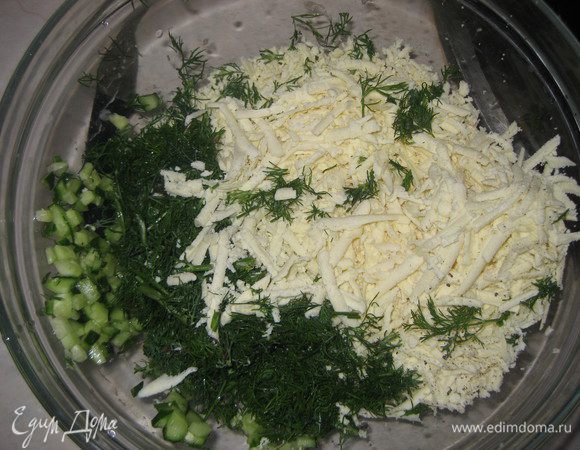 Брынзу натираем на терке или измельчаем руками. Укроп нарезаем, добавляем к брынзе. Добавляем огурцы в укропно-брынзовую сместь, сок лимона. Хорошо перемешиваеи смесь и формируем шарики размером приблизительно с грецкий орех.