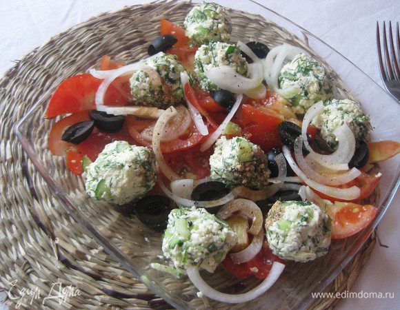 Помидоры и лук нарезаем полукольцами. Добавляем оливки. Сверху выкладываем огуречно-брынзовые шарики. Солим, перчим по вкусу. Заправляем оливковым маслом и добавляем чуть-чуть лимонного сока или винного уксуса.