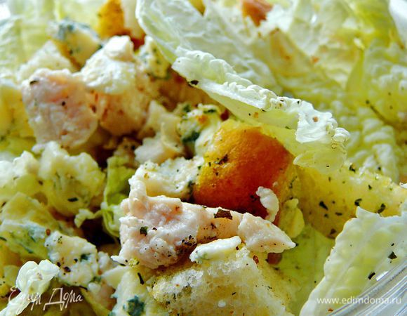 Листья пекинской капусты вымыть,порвать на куски,добавить нарезанное куриное филе,сыр поломать на мелкие кусочки и добавить сухари.Посолить,поперчить добавить сметану и подавать.