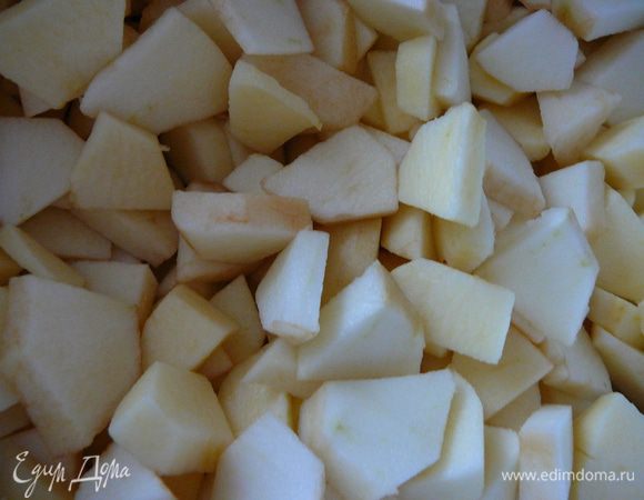 Нарезать кубиками,сложить в большую кастрюлю и залить кипящей водой,накрыть крышкой и дать постоять около 10минут.