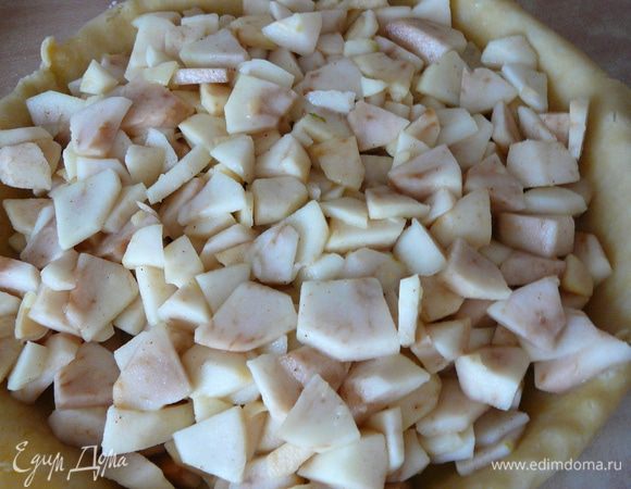 Слить воду с яблок,откинуть их на дуршлаг,что б стекла вся лишняя жидкость.Дать им остыть.Затем добавить корицу,сахар и крахмал,тщательно перемешать.Высыпать в форму с тестом яблочную начинку.