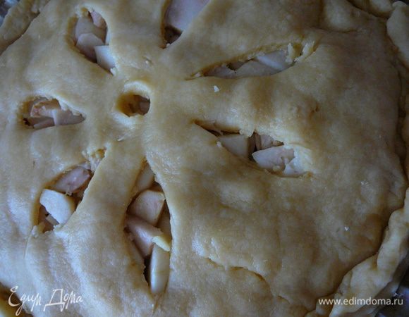 Вторую половину теста раскатать,вырезать ножом лепестки,или с помощью формочек цветочки,сердечки и т.д.или же просто сделать надрезы,(чтоб при приготовлении пирога выходила лишняя влага из яблок) и накрыть пирог.Края теста подоткнуть во внутрь,а свисающими с краев концами первой половины теста накрыть и защипать.