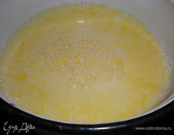 Соединить молоко, сахар, желтки, взбить и подогреть. Добавить пакетик ванильного сахара.