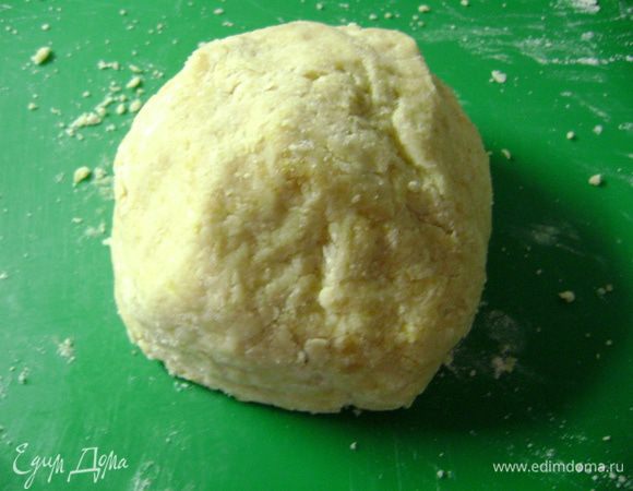 Замесить песочное тесто. Это делается так: на доску высыпать муку, сделать в центре углубление, в которое положить нарезанное масло. Добавить туда же сахар, соль, лимонную цедру и яйцо. Перемешать масло, сахар и яйцо. Получившуюся смесь и муку порубить длинным ножом до образования крошки. Это нужно делать быстро, чтобы масло было не очень мягким. Так же быстро вымесить руками тесто. Сделать из теста шар, завернуть в целофан и положить на час в холодильник.