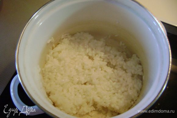 Тем временем вскипятить молоко, 250 мл воды и соль. Выложить в смесь промытый рис и варить около 30 мин, помешивая. Должна получиться густая каша.