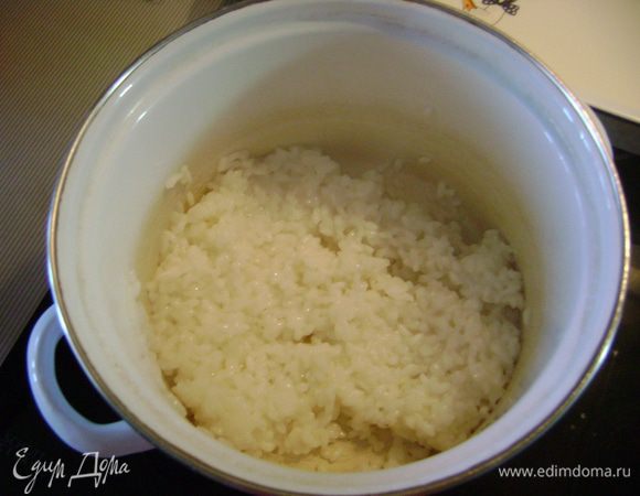 Тем временем вскипятить молоко, 250 мл воды и соль. Выложить в смесь промытый рис и варить около 30 мин, помешивая. Должна получиться густая каша.
