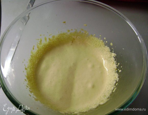 Сахар и желтки смешать до беловатого цвета.
