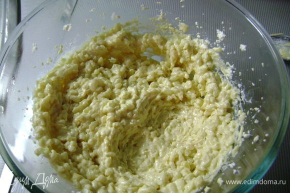 Предварительно нагреть духовку до 200 гр. Перемешать рисовую кашу с яичным кремом, творогом.
