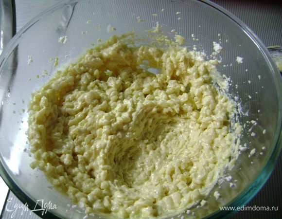 Предварительно нагреть духовку до 200 гр. Перемешать рисовую кашу с яичным кремом, творогом.