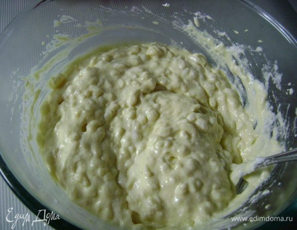 Белки взбить в густую пену и ввести аккуратно в рисовую массу.