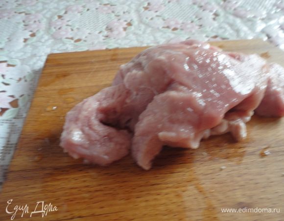 Мясо вымыть и порезать кусочками, провернуть через мясорубку.