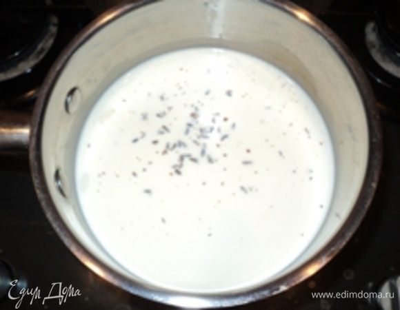 Влить в ковш молоко, сливки,  добавить сахар и  цветы лаванды (помять слегка) и довести молочную смесь до кипения, кипятить на медленном огне около 5 минут, отставить на 15 минут для остывания