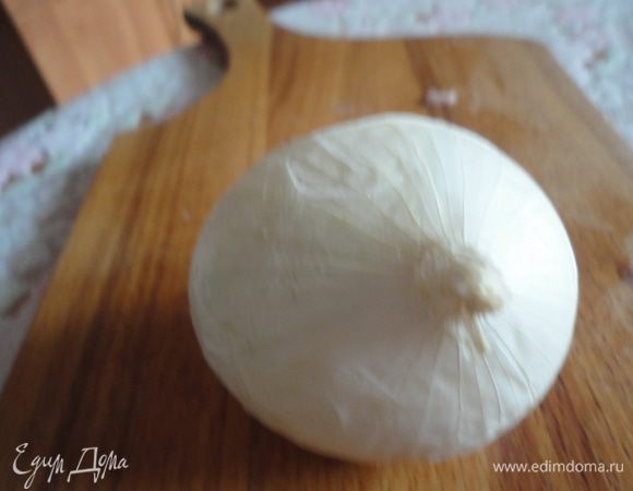 Луковицу натереть на терке.