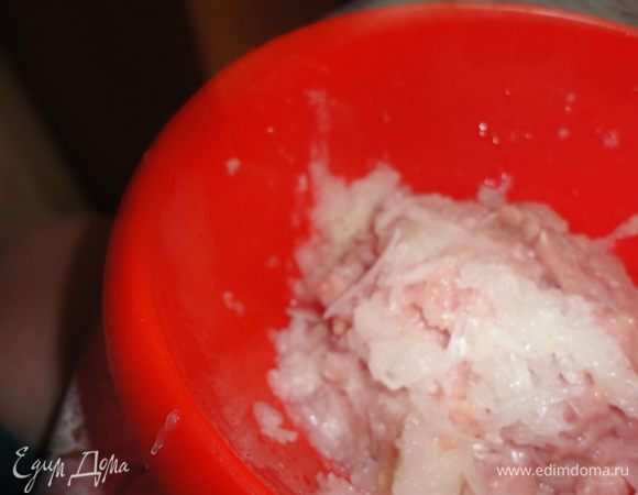 Луковицу выложить в фарш добавить соль и перец.