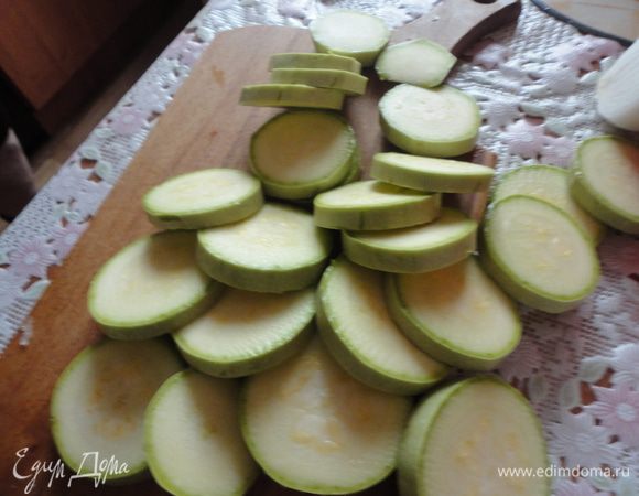 Кабачки нарезать колечками.