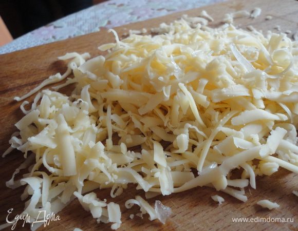 Сыр натереть на крупной терке.