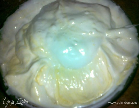 Желтки отделить от белков, желтки растереть с 75 г сахара до осветления, в желтки добавить муку и перемешать, белки с 75 г сахара взбивать до мягких пиков, белки добавить в желтковую массу и аккуратно перемешать 