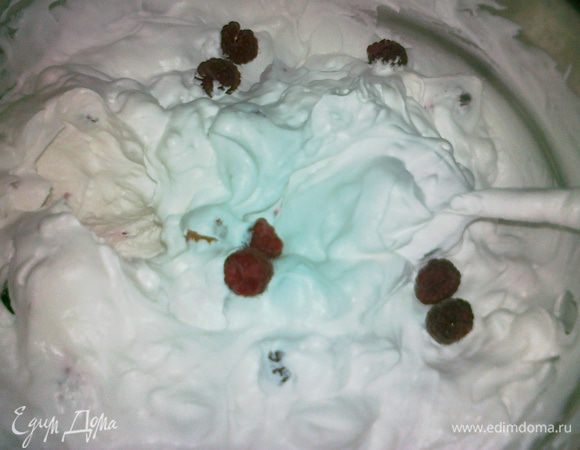 Взбиваем сливки до стойких пиков и добавляем желатин (желатин залить холодной водой и распустить как набухнет), распущенный на водяной бане, перемешиваем добавляем 1 ст. малины и перемешиваем.