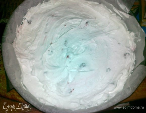 Берем разъемную форму и выстилаем пергаментом, кладем на дно первый корж и промазываем обильно сливками