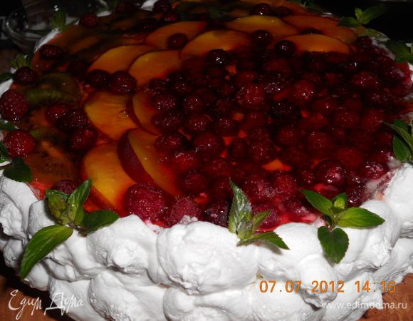 Теперь выливаем остальное желе, оставляем в холодильнике на 1 час, после этого вынимаем аккуратно торт из разъемной формы и украшаем взбитыми сливками и мятой бока.