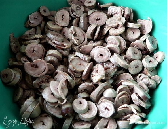 Куриные сердечки отварить и нарезать колечками (или соломкой).