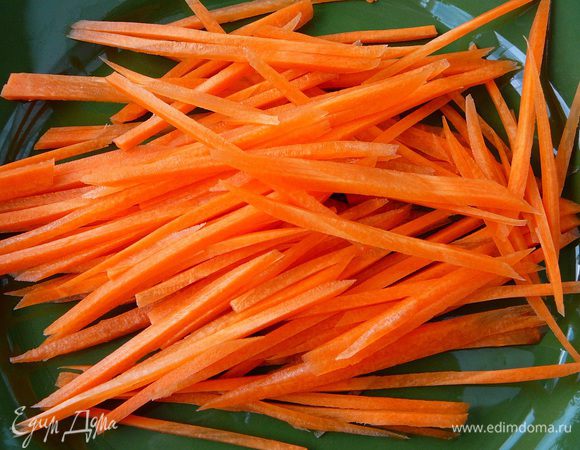 Морковь нашинковать соломкой. Полить соевым соусом.