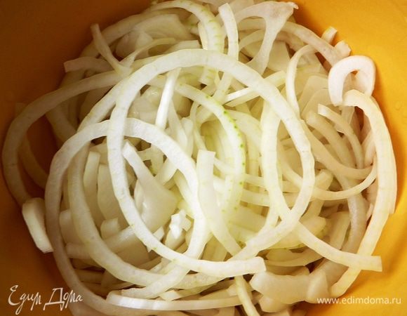 Лук нашинковать полукольцами, полить соком половины лимона. 