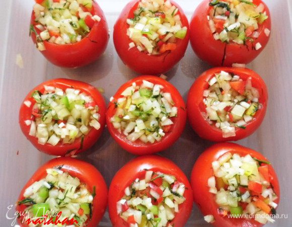 Помидоры нафаршировать перцово-чесночной смесью, уплотнить её и помидоры поставить в дозу (т.к. в процессе соления из них будет выделяться сок). Прикрыть крышкой и оставить дозу на сутки при  комнатной температуре, а затем закрыть крышкой и убрать в холодильник.