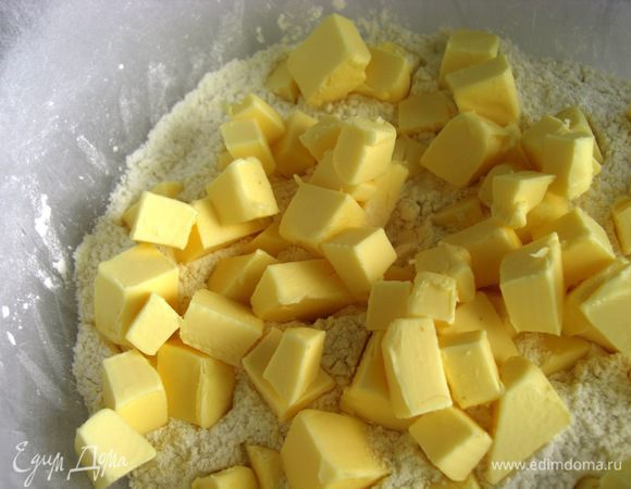 Охлажденный маргарин нарезать маленькими кубиками  и смешать  с мукой.  
