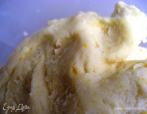 Добавить один желток и замесить мягкое  тесто. Тесто завернуть в пищевую пленку и на полчаса отправить в холодильник.