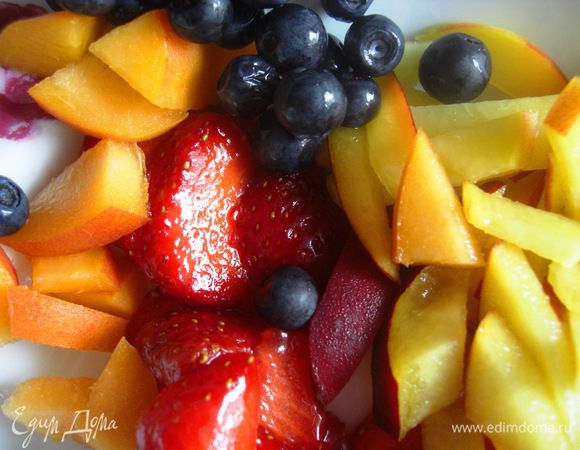 В это время можно приготовить ягоды. Нам нужно 3 вида (конечно,  можно и больше ,чем больше тем лучше)  разноцветных  ягод.  Я  имела только два вида ягод - клубнику и   чернику,  поэтому в свой  "Ягодный  рай"  я добавила немного персика. Ягоды  нужно  помыть и  некоторые виды  нарезать на кусочки. Подготовленные  ягоды  отложить в сторону, а еще лучше поставить  в  холодильник.