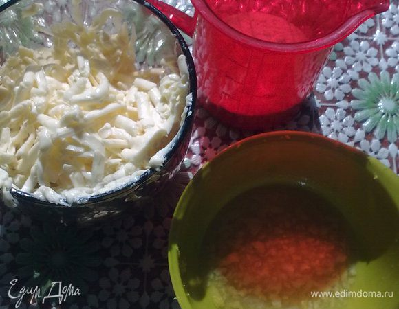 Натереть на мелкой терке цедру лимона, выжать сок. Приготовить сахар и манную крупу, сливочное масло. 