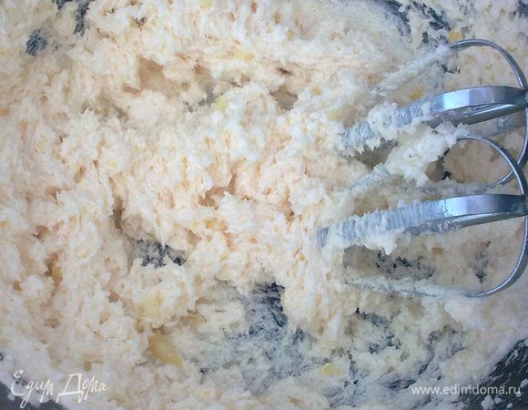 Масло взбиваем с сахаром, добавляя постепенно сок и цедру лимона.