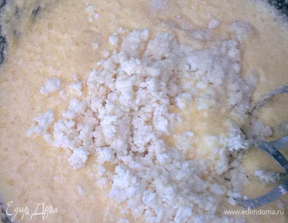 Добавляем порциями творог и крупу.
Хорошенько взбиваем.