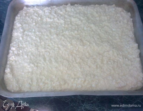 Форму смазываем сливочным маслом. Выпекаем около 1 часа при 180 градусах.
Можно посыпать сахарной пудрой, когда творожник остынет.
Приятного аппетита!