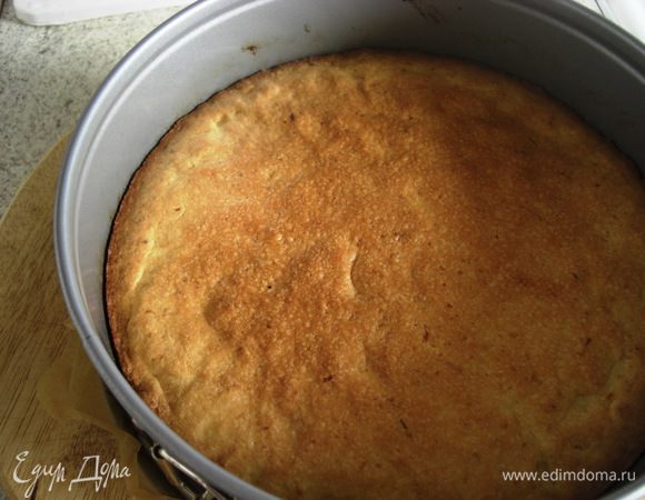 .Охлажденное тесто уложить в подготовленную форму для выпечки. Я использовала форму диаметр 24 см, но потом окажется, что лучше  взять диаметр чуть по-больше, например, 25  см или может  быть  26 см,  потому что вес крем не помещается  в  форму  24 см.  Выпекать при  температуре  180°C  20 мин. Потом основу очень хорошо  остудить.