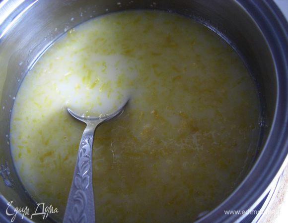 В  молоко добавить весь сахар, соль,не забыть лимонную цедру и постоянно помешивая довести до кипения. 