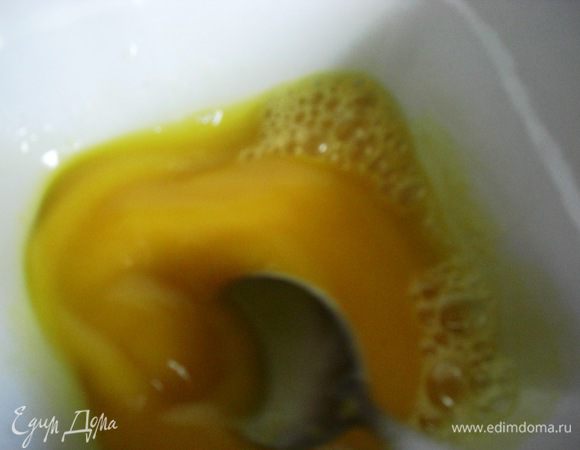 Яичные желтки взбить (просто вилкой или ложкой) с 3 - мя  ложками  горячего, только что снятого с  огня,  молока. В яичную  массу  ОЧЕНЬ   осторожно  влить теплую молочную массу и все  хорошо  перемешать.