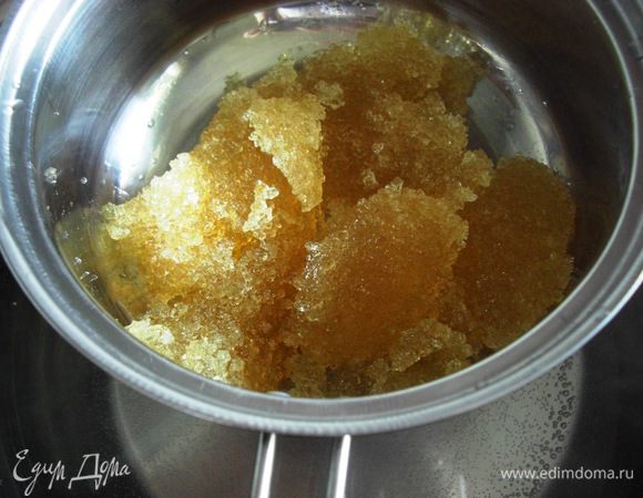 Желатин растопить на водяной бане и добавить в молочно - яичную  массу. Получился молочный  крем. Нужно, чтобы он остыл, нo  лучше  при помешивании.